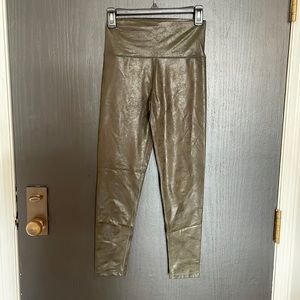 Army Green OFFLINE by Arie workout set. Size M both bra and pants. LIKE NEW!